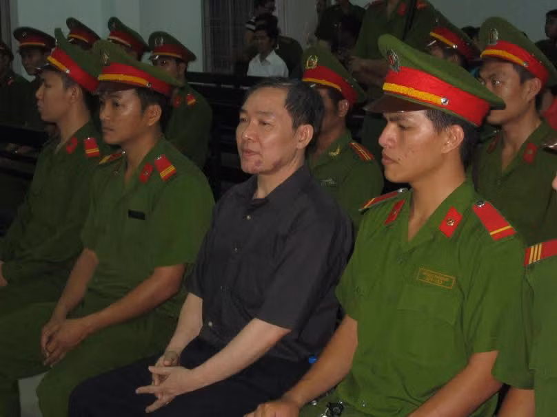 Dương Chí Dũng, Nguyên Cục trưởng Cục hàng hải Việt Nam, người đã bị tuyên án tử hình trong phiên tòa xử vụ tham nhũng tại Vinalines trước đó, cũng có mặt tại phiên tòa xử Trần Hải Sơn và đồng phạm lần này với vai trò của người có quyền lợi và nghĩa vụ liên quan. Dù đang đối mặt với án tử nhưng trông Dương Chí Dũng khá bình thản và không có vẻ tiều tụy so với lần xuất hiện trước đó trong phiên xử Dương Tự Trọng và Mai Văn Phúc.