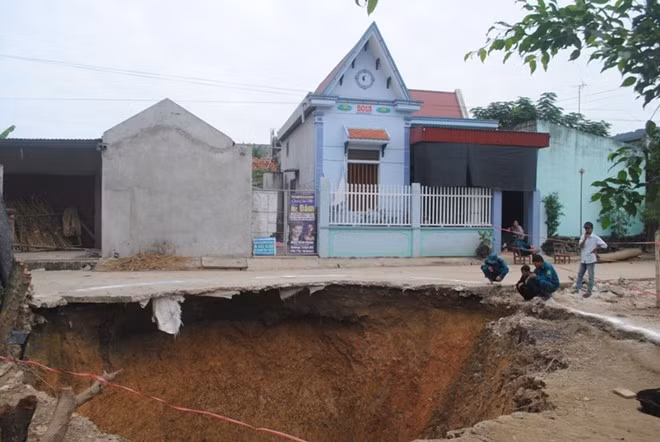 Hiện trường hố tử thần chiều ngày 3/11.