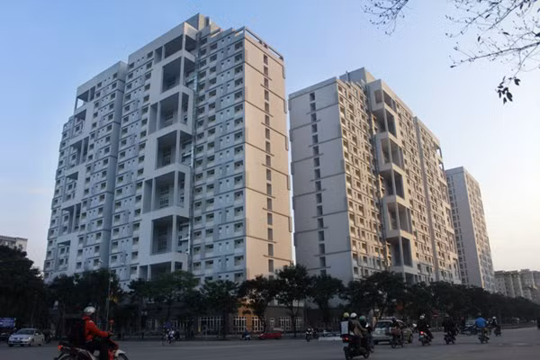 Tại khu nhà ở của sinh viên ở khu đô thị Mỹ Đình II, Khu nhà ở sinh viên Mỹ Đình gồm 03 tòa nhà chia thành 05 đơn nguyên, mỗi tòa cao 21 tầng và 01 tầng hầm, toàn bộ khu ở có hàng rào bao quanh với tổng công suất chỗ ở là 7.368 sinh viên. Phòng ở của sinh viên có tổng diện tích là 45 mét vuông. Trong đó, phòng ở chính 28,5 mét vuông; khu phụ 12,5 mét vuông, ban công, lô gia 4 mét vuông). Căn phòng này bố trí 6 sinh viên ở. Sinh viên sẽ ở các phòng từ tầng 2 đến tầng 21.