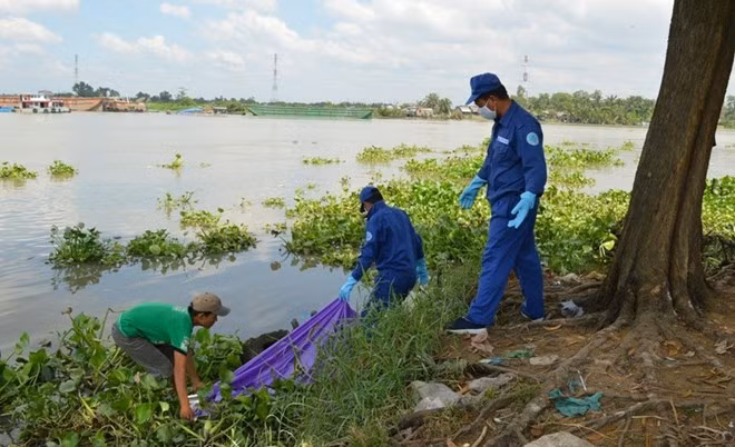 Khi đến gần, ông Thi bàng hoàng phát hiện đó chính là thi thể một bé gái. Ông vội đưa thi thể vào bờ và báo cho cơ quan chức năng. Nạn nhân khoảng 3 tuổi, mặc chiếc quần thun màu trắng có hoa, áo thun dài tay màu xanh. Cơ quan chức năng nhận định, có khả năng bé gái đã chết được 4 ngày, thi thể đang trong quá trình phân hủy mạnh.
