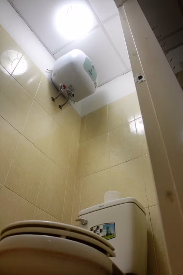 Tất cả các phòng ở đều được lắp đặt bình nóng lạnh.