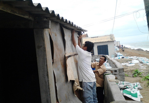 Người dân chằng chống nhà cửa trước giờ bão tới.