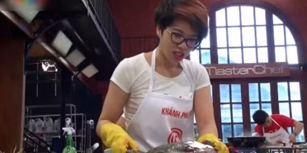 Cảnh thí sinh chặt đầu ba ba trong chương trình Vua đầu bếp phát sóng tối 20/9/2014 khiến khán giả rùng mình.