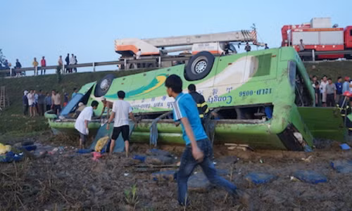 3. Xe khách lật nhào xuống ruộng, 1 người chết, 19 người bị thương. 5h sáng 29/11 trên quốc lộ 1A đường tránh thành phố Vinh, thuộc địa bàn xóm 10, xã Nghi Vạn, huyện Nghi Lộc, Nghệ An đã xảy ra 1 vụ tai nạn xe khách chở 35 công nhân từ Lạng Sơn đi Nghệ An bị lao xuống ruộng, lật ngửa, 1 người chết, 19 người bị thương.