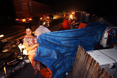 Tới khoảng 19h30, đám cháy mới cơ bản được khống chế. Tuy nhiên, xe cứu hỏa vẫn được điều động đến hiện trường tiếp nước, đề phòng đám cháy bùng phát trở lại. Hơn 3000 m2 nhà xưởng đã bị thiêu rụi.