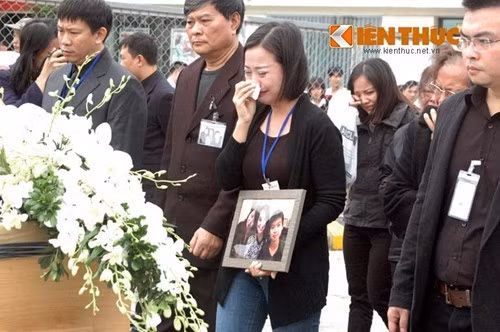 6. Di cốt 3 mẹ con người Việt tử nạn vụ máy bay MH17 rơi về nước. Khoảng 12h30 trưa 13/11, di hài của 3 mẹ con chị Nguyễn Thị Ngọc Minh, những người Việt tử nạn trên chuyến bay MH17 đã chính thức về đến sân bay Nội Bài. 11h30, toàn thể gia đình, bạn bè chị Minh đã tới nhà ga hàng hóa, sân bay Nội Bài chuẩn bị vào đón hài cốt chị và hai con.