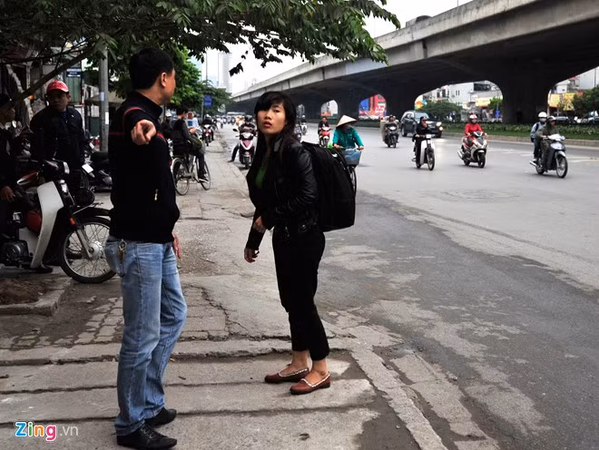 Một cô gái phớt lờ cảnh báo của lực lượng chức năng. Khi cảnh sát cải trang ra động viên và dọa sẽ thông báo về trường cô mới chịu quay lại hợp tác.