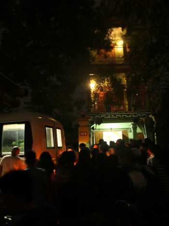 Ngay khi xảy ra vụ án mạng, lực lượng Công an tỉnh Thanh Hóa và Công an thành phố Thanh Hóa đã có mặt khám nghiệm hiện trường, khám nghiệm tử thi. Qua khám nghiệm ban đầu, cảnh sát cho biết, thi thể chị Bích bị cột hai tay ra sau, miêng bịt băng dính. Chiếc xe máy người phụ nữ này sử dụng hằng ngày cũng biến mất. Một điều tra viên cho hay, kẻ chạm mặt con gái nạn nhân rất có thể là hung thủ gây án. Khoảng 13h cùng ngày, con gái chị Bích đang chuẩn bị đồ đi học thì thấy một người đàn ông mặc áo sơ mi trắng giắt vội chiếc xe máy của chị từ trong nhà ra ngoài. Nghĩ người này quen biết bố mẹ nên cô gái đã chào hỏi rồi để ông ta đi. Hiện cơ quan chức năng đang rà soát các đối tượng nghi vấn, truy bắt hung thủ gây án.