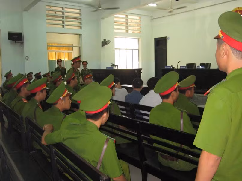 Lực lượng cảnh sát đông đảo bảo vệ phiên tòa.