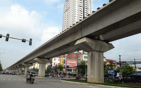 Còn về giải phóng mặt bằng, hạng mục công tác bàn giao mặt bằng của dự án đường sắt trên cao Hà Nội cũng đang rất chậm. Khu vực ga Cát Linh còn hơn 60 hộ dân chưa bàn giao mặt bằng do đang chờ tiền bổ sung từ nguồn đối ứng của Chính phủ để đền bù, dự kiến đến tháng 8 mới bố trí số tiền này. Trụ đường sắt đi qua phường Thịnh Quang - Láng vẫn còn 16 hộ dân chưa đập phá nhà để đơn vị vào thi công dù đã nhận tiền đền bù, do Hà Nội chưa bố trí được nhà tái định cư cho các hộ trên...