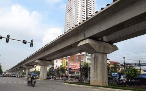 Còn về giải phóng mặt bằng, hạng mục công tác bàn giao mặt bằng của dự án đường sắt trên cao Hà Nội cũng đang rất chậm. Khu vực ga Cát Linh còn hơn 60 hộ dân chưa bàn giao mặt bằng do đang chờ tiền bổ sung từ nguồn đối ứng của Chính phủ để đền bù, dự kiến đến tháng 8 mới bố trí số tiền này. Trụ đường sắt đi qua phường Thịnh Quang - Láng vẫn còn 16 hộ dân chưa đập phá nhà để đơn vị vào thi công dù đã nhận tiền đền bù, do Hà Nội chưa bố trí được nhà tái định cư cho các hộ trên...