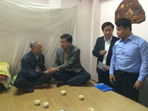 Bộ trưởng Thăng động viên gia đình cùng vượt qua nỗi đau.