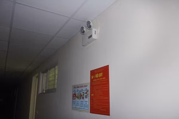 Hành lang bên ngoài được lắp đặt hệ thống cảnh báo cháy nổ.