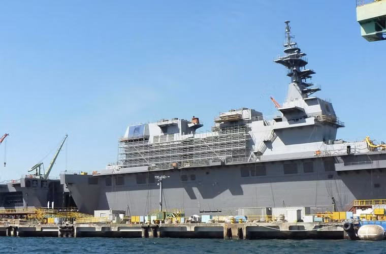 Một bên mặt kiến trúc thượng tầng vẫn có rất nhiều giàn giáo bao quanh, hệ thống anten radar vẫn chưa được lắp hết.