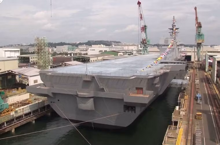 Theo thông báo chính thức của Bộ Quốc phòng Nhật Bản, JDS Izumo có thể chở 9 trực thăng trên boong và 14 trực thăng trong kho chứa. Boong phóng máy bay của tàu có thể cho phép 5 trực thăng cất cánh cùng lúc.