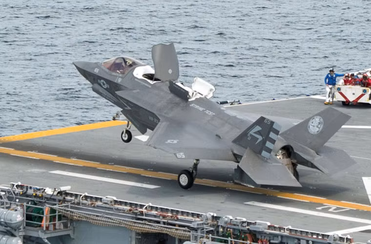 Tuy nhiên, Tạp chí Khán Hòa nhận định rằng, chỉ cần một chút sửa đổi ở khoang chứa máy bay và boong phóng có thể cho phép Izumo chở 15-20 tiêm kích cất cánh ngắn – hạ cánh thẳng đứng F-35B.