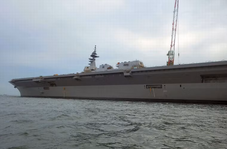 Qua các bức ảnh được công bố, có thể thấy là con tàu gần như đã hoàn thiện hoàn toàn, và các hạng mục máy móc có thể đã được lắp đặt gần như đầy đủ. Izumo được khởi đóng ngày 27/1/2012, chính thức hạ thủy ngày 6/8/2013, đây được xem là tàu chiến lớn nhất của JMSDF hiện nay và là tàu chiến lớn nhất Nhật Bản kể từ sau Chiến tranh Thế giới 2. 