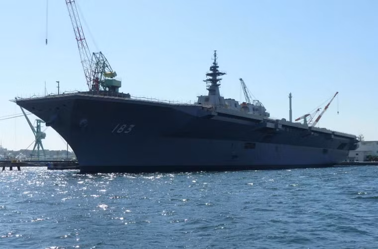 JDS Izumo có lượng giãn nước toàn tải lên tới 27.000 tấn, dài 248m, rộng 38m. Với kích thước này, Trung Quốc cho rằng đây phải là tàu sân bay hạng nhẹ, dù vậy phía Nhật Bản xếp nó vào loại tàu khu trục chở trực thăng.