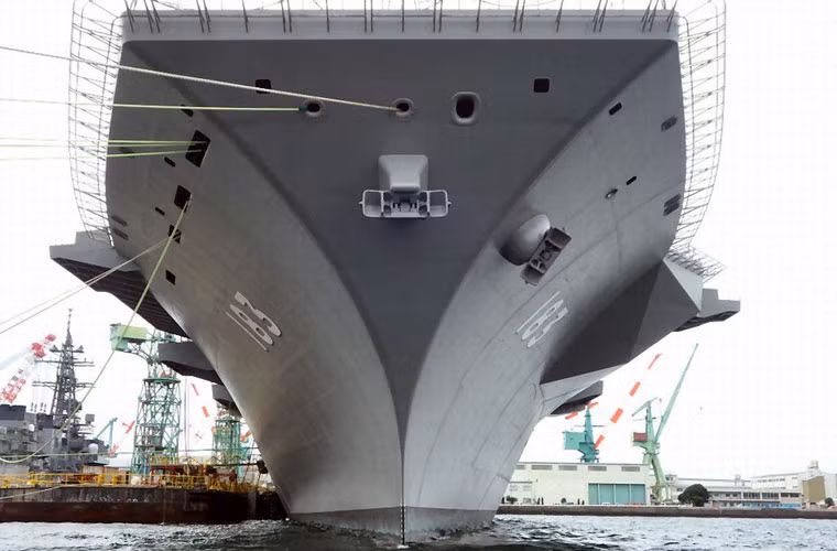 Truyền thông Nhật Bản mới đây đã đăng tải một số hình ảnh mới về tàu chiến lớn nhất JMSDF – khu trục chở trực thăng JDS Izumo (DDH-183) đang trong quá trình hoàn thiện và thử nghiệm tại nhà máy đóng tàu Yokohama, Tập đoàn đóng tàu IHI Marine United.