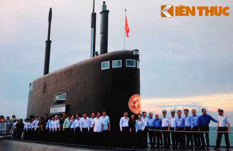 Đoàn Lãnh đạo TP HCM thăm cán bộ, chiến sĩ tàu ngầm HQ-183 mang tên TP HCM đang làm nhiệm vụ bảo vệ an ninh, chủ quyền biển đảo Tổ quốc. Ảnh: Xuân Đặng