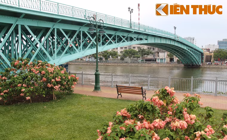Dòng kênh Tàu Hủ- Bến Nghé thơ mộng bên chiếc cầu Mống nổi tiếng từ hàng trăm năm qua ở Sài Gòn.