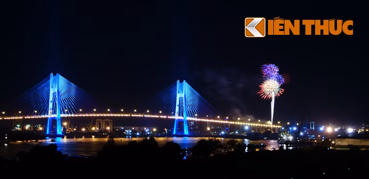 Cầu Phú Mỹ, nối tuyến cao tốc TP HCM- Long Thành- Dầu Giây và đại lộ Đông Tây, xa lộ Hà Nội với Đại lộ Nguyễn Văn Linh. Đây là tuyến đường phát triển kinh tế vùng biên phía Nam.