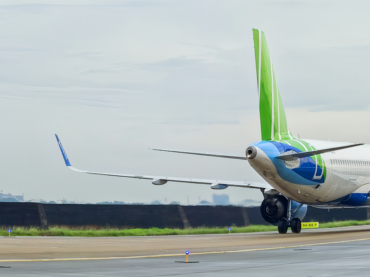 Chuyên gia về an toàn hàng không cho rằng, với ụ bê tông cao gần 3 m ở Tân Sơn Nhất, máy bay thân rộng sải cánh lớn có thể choàng lên các vị trí này, gây tình trạng mất an toàn trong quá trình máy bay di chuyển, khiến đường lăn W11A vẫn chưa thể khai thác các dòng máy bay cỡ lớn như mục tiêu ban đầu.