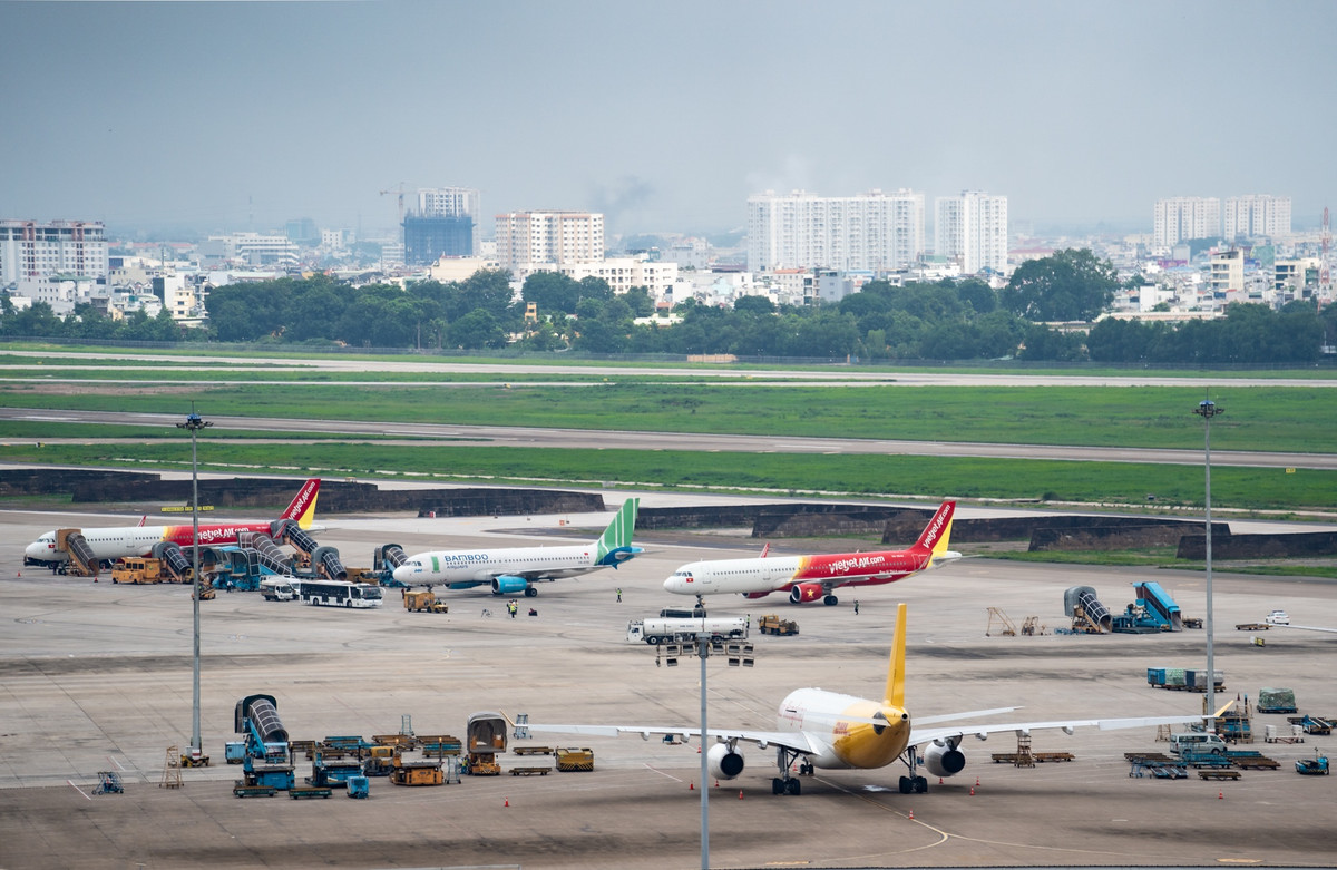 TS Nguyễn Bách Tùng, Phó cục trưởng Cục Quản lý xây dựng và chất lượng công trình giao thông (Bộ GTVT), nhận định việc di dời 12 ụ bê tông đang là yêu cầu cấp bách trong bối cảnh lưu lượng khai thác tại Tân Sơn Nhất tăng cao.