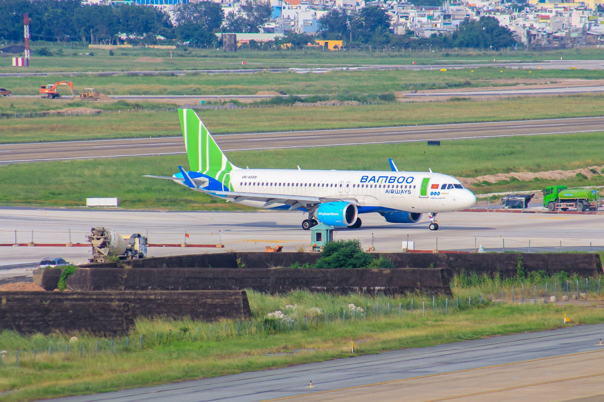 Trước đó, năm 2020, để có mặt bằng thi công đường lăn W11A, Chính phủ đã giao Bộ Quốc phòng khẩn trương giải quyết việc tháo dỡ 12 ụ bê tông. Đến nay, đường lăn W11A đã hoàn thiện nhưng vì các ụ bê tông chưa được phá dỡ, đường lăn này chưa thể khai thác các loại máy bay như mục tiêu đầu tư dự án. Bức ảnh chụp vào thời điểm dự án cải tạo vẫn còn đang thi công hồi đầu năm 2022.