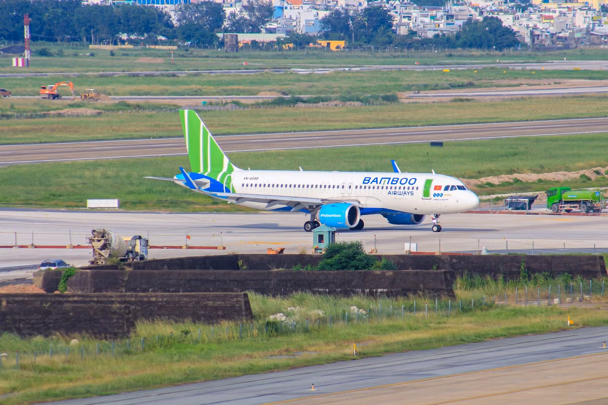 Trước đó, năm 2020, để có mặt bằng thi công đường lăn W11A, Chính phủ đã giao Bộ Quốc phòng khẩn trương giải quyết việc tháo dỡ 12 ụ bê tông. Đến nay, đường lăn W11A đã hoàn thiện nhưng vì các ụ bê tông chưa được phá dỡ, đường lăn này chưa thể khai thác các loại máy bay như mục tiêu đầu tư dự án. Bức ảnh chụp vào thời điểm dự án cải tạo vẫn còn đang thi công hồi đầu năm 2022.