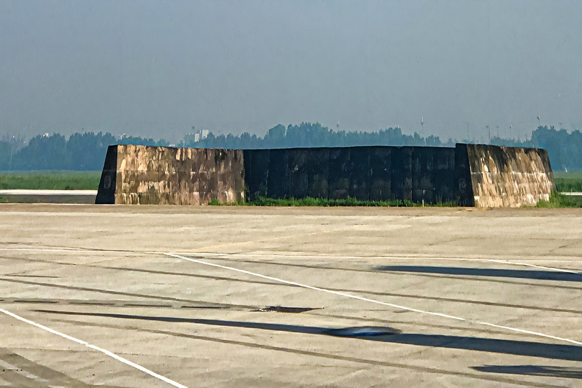 Các ụ bê tông có chiều dài gần 20 m, rộng hơn 10 m, cao gần 3 m với hình dáng chữ U, vốn có chức năng làm nơi trú ẩn cho máy bay chiến đấu để tránh pháo kích. Công trình được quân đội Mỹ xây dựng từ những năm 1960 để bảo vệ máy bay chiến đấu. Sau giải phóng, Sư đoàn Không quân 370 tiếp quản các hạng mục này nhưng không sử dụng nhiều.