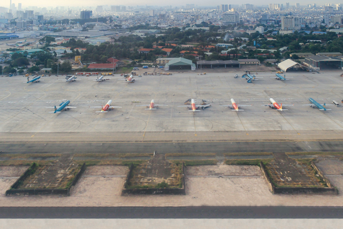 Cùng với việc di dời 12 ụ bê tông, dự án nhà ga T3 sân bay Tân Sơn Nhất cũng được kỳ vọng sẽ khởi công vào cuối tháng 7. Bộ GTVT khẳng định vị trí 12 ụ bê tông hiện trạng và vị trí dự kiến xây mới đều nằm trên đất do Cảng vụ hàng không miền Nam quản lý, đã được UBND TP.HCM cấp sổ đỏ năm 2017. Như vậy, việc xử lý 12 ụ bê tông này không liên quan đến quy hoạch sử dụng đất quốc phòng.