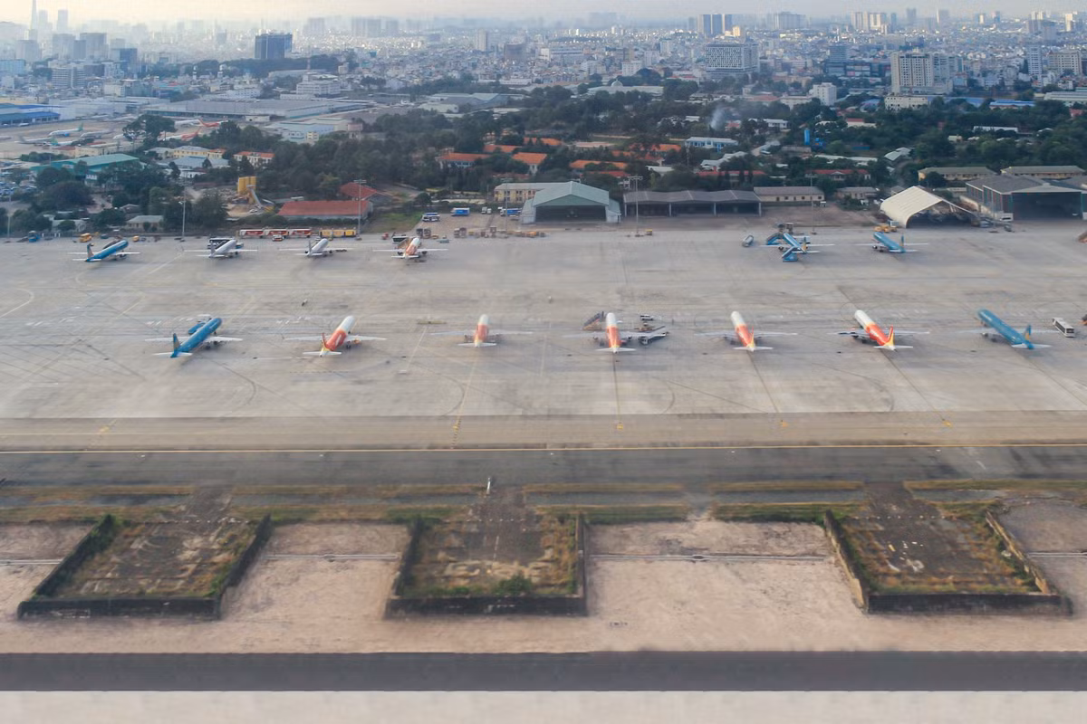 Cùng với việc di dời 12 ụ bê tông, dự án nhà ga T3 sân bay Tân Sơn Nhất cũng được kỳ vọng sẽ khởi công vào cuối tháng 7. Bộ GTVT khẳng định vị trí 12 ụ bê tông hiện trạng và vị trí dự kiến xây mới đều nằm trên đất do Cảng vụ hàng không miền Nam quản lý, đã được UBND TP.HCM cấp sổ đỏ năm 2017. Như vậy, việc xử lý 12 ụ bê tông này không liên quan đến quy hoạch sử dụng đất quốc phòng.