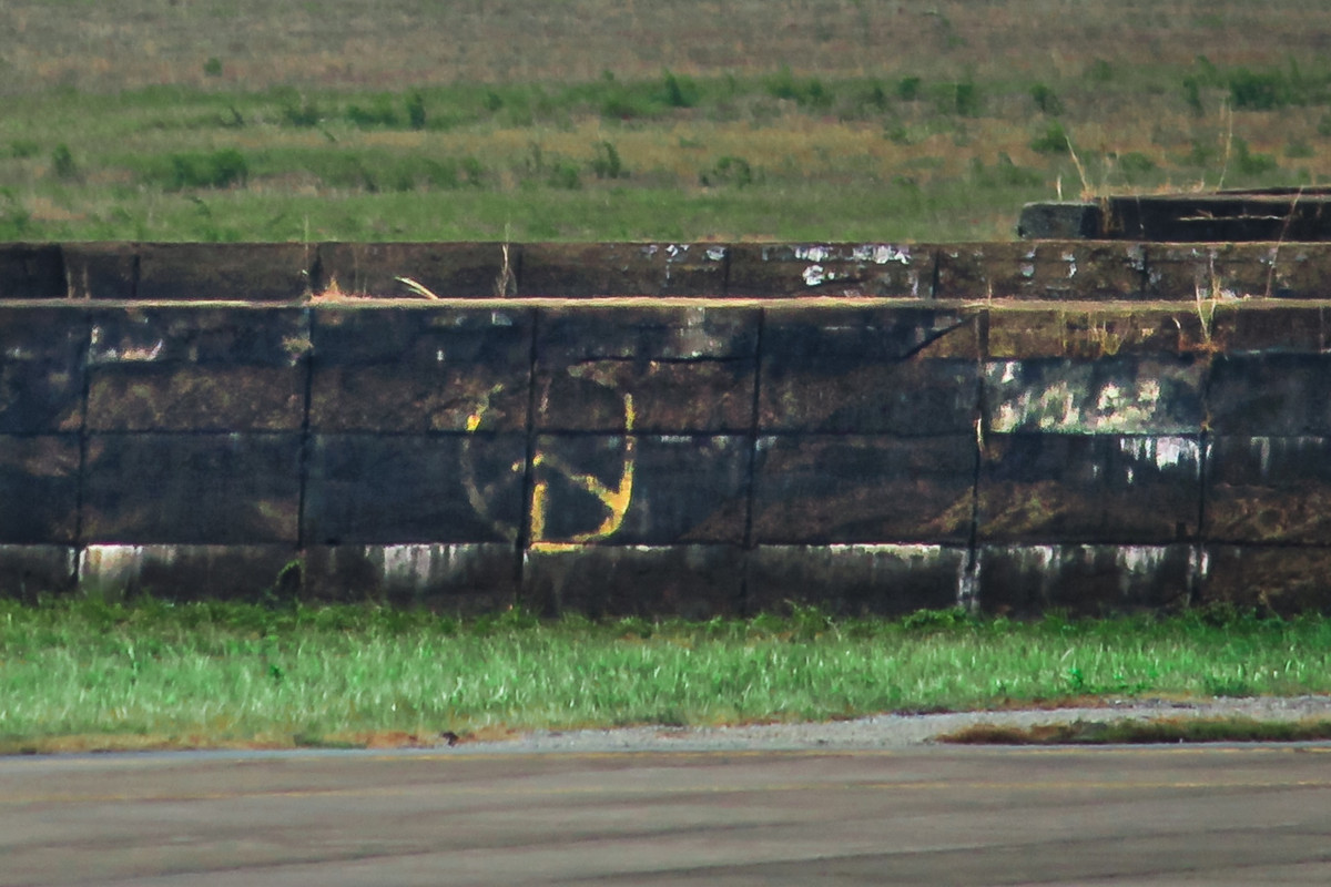 Bề mặt các khối bê tông đã chuyển thành màu đen, hoang ố theo thời gian. Trên thân một vài ụ có ký hiệu "hòa bình" từ thời chiến tranh. Một người làm việc lâu năm tại sân bay cho biết, ký hiệu này đã xuất hiện tại đây rất lâu, có thể từ thời kỳ lính Mỹ còn đóng quân tại đây.