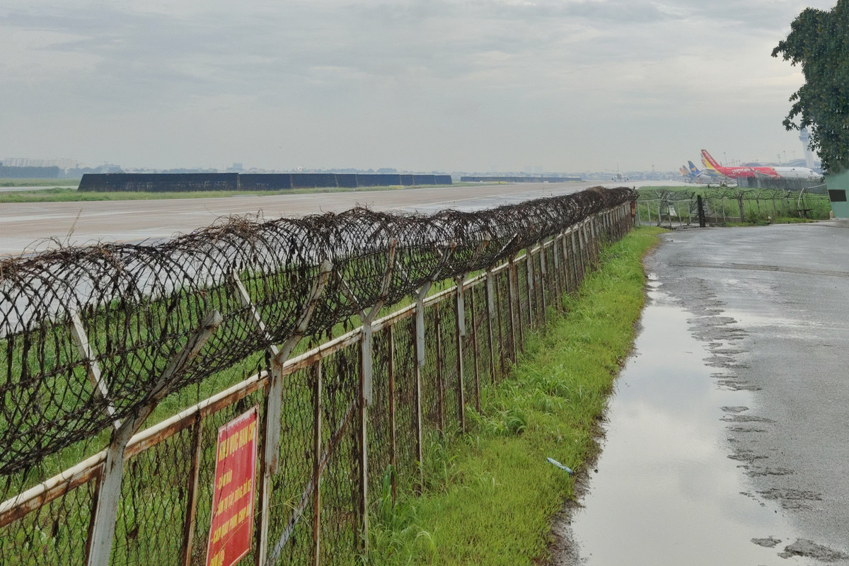 Theo thiết kế, 7 ụ bê tông mới được xây dựng gồm 3 ụ nhỏ và 4 ụ lớn. Ụ nhỏ có kích thước 22x30 m, cao 4 m. Ụ lớn có kích thước 60,5x60,2 m. Một đường lăn rộng khoảng 18 m cũng được xây dựng để kết nối các vị trí trú ẩn của máy bay quân sự đến đường băng.