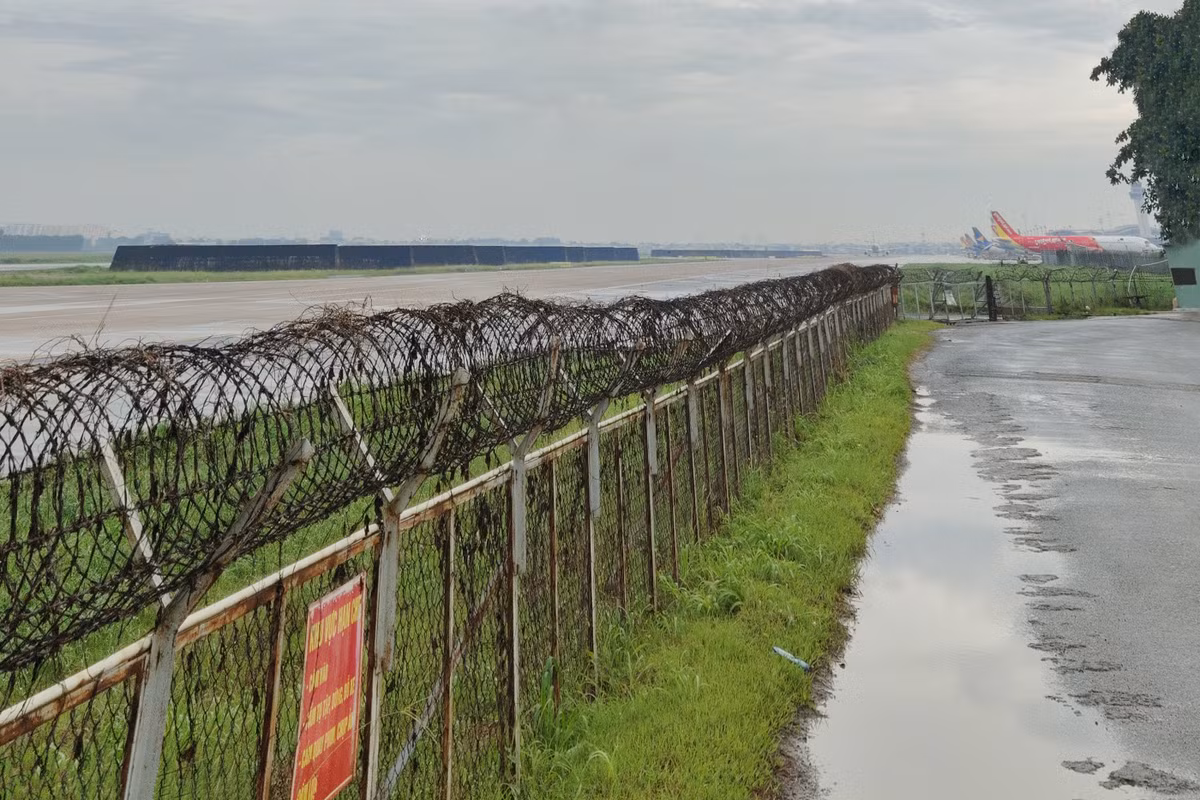 Theo thiết kế, 7 ụ bê tông mới được xây dựng gồm 3 ụ nhỏ và 4 ụ lớn. Ụ nhỏ có kích thước 22x30 m, cao 4 m. Ụ lớn có kích thước 60,5x60,2 m. Một đường lăn rộng khoảng 18 m cũng được xây dựng để kết nối các vị trí trú ẩn của máy bay quân sự đến đường băng.