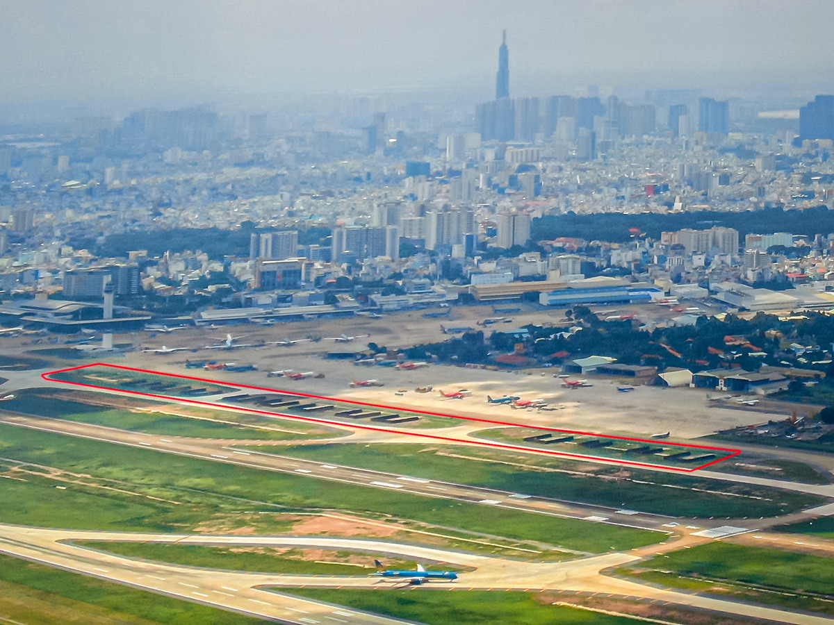 Hiện nay, 12 ụ bê tông nằm trong vị trí xây dựng mương thoát nước và dải lăn của đường lăn W11A.