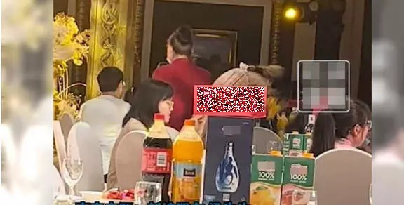 Co dau gay tranh cai khi sap xep ban tiec theo trinh do hoc van