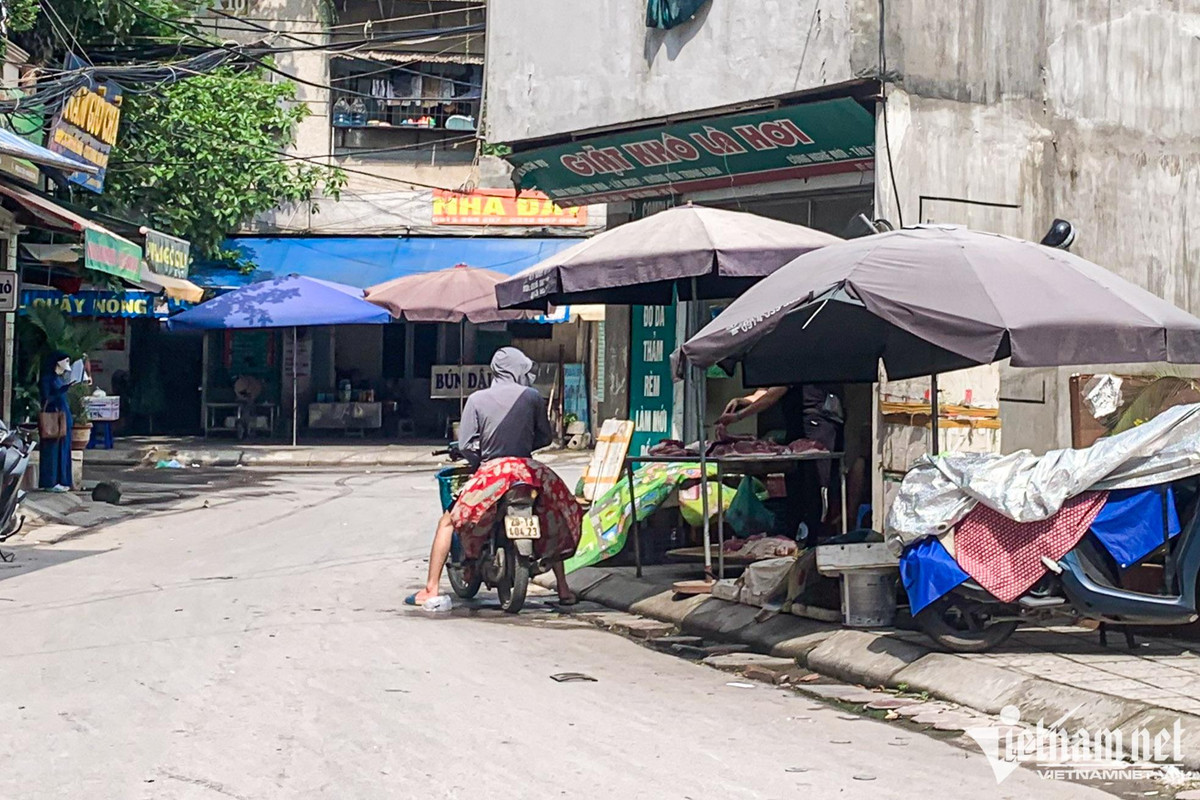 Khu vực tầng 1 được người dân thuê để kinh doanh buôn bán