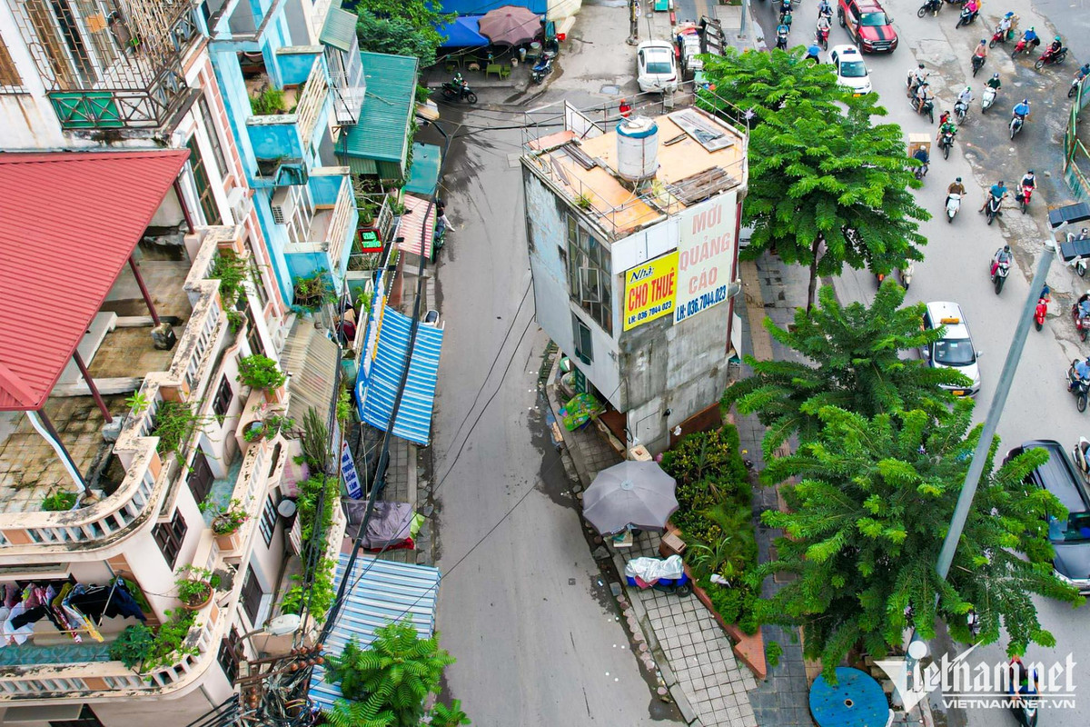 Căn nhà này nằm đối diện số nhà 21, 23, 25 khu tập thể 128 C Đại La