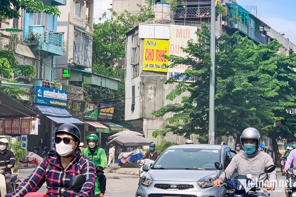 Biển quảng cáo cho thuê nhà được treo quanh các mặt tiền của ngôi nhà