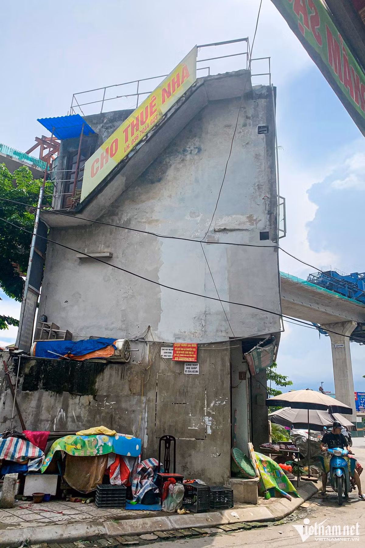 Người dân quanh đây cho biết, trên mặt vỉa hè này là chợ cóc tự phát vào buổi sáng