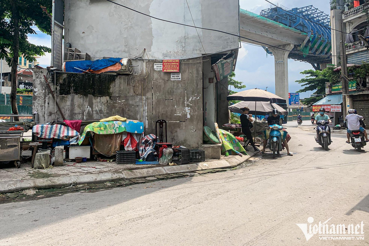 Tuy có 4 mặt tiền nhưng ba hướng ra các đường ngõ bên trong