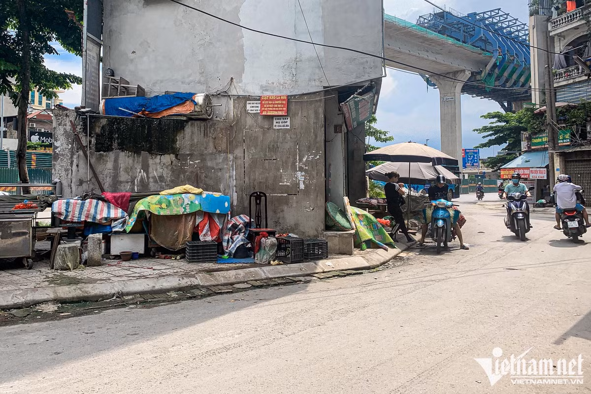 Tuy có 4 mặt tiền nhưng ba hướng ra các đường ngõ bên trong