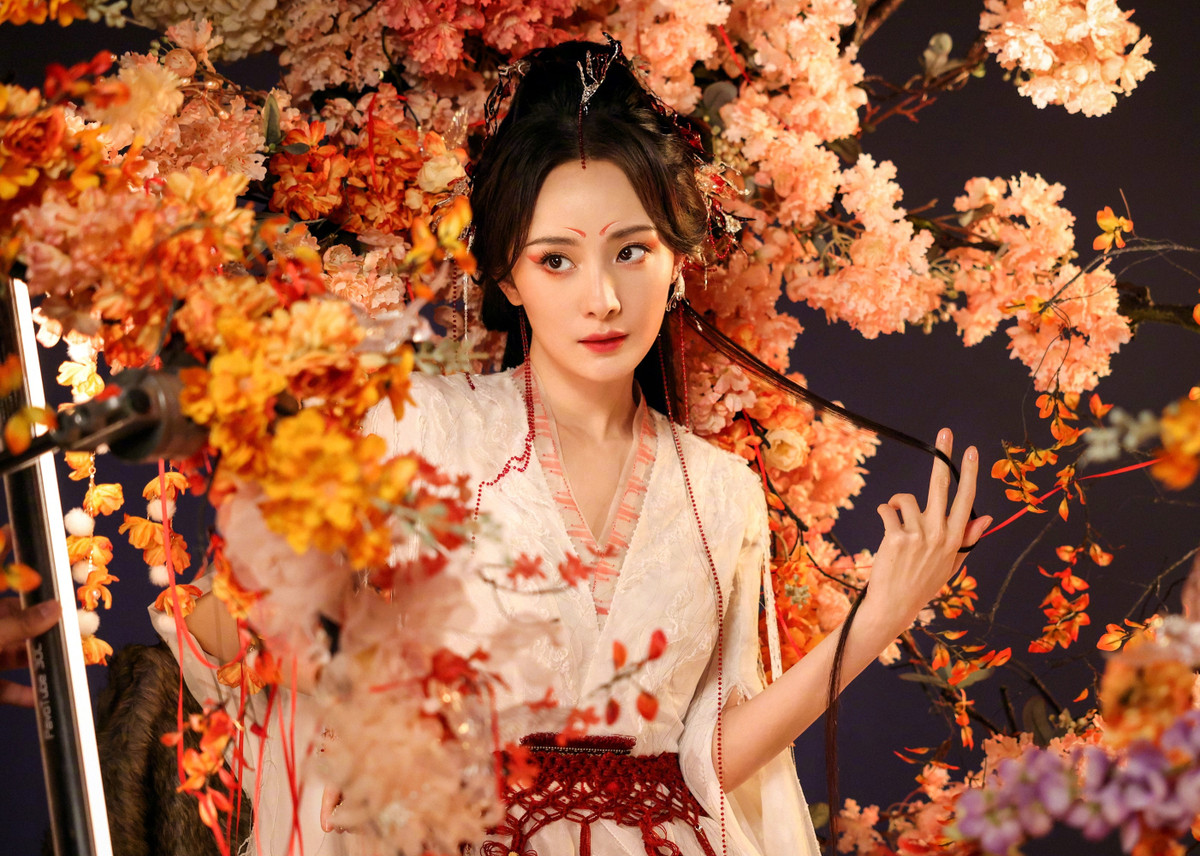 Trong phần Nguyệt Hồng Thiên, Dương Mịch đóng vai Đồ Sơn Hồng Hồng - nữ vương của tộc hồ yêu. Cung Tuấn diễn Đông Phương Nguyệt Sơ - đạo sĩ có thể sử dụng yêu thuật của hồ ly. Nhân duyên của họ bắt đầu khi Đồ Sơn Hồng Hồng cứu mạng Đông Phương Nguyệt Sơ và đưa về núi Đồ Sơn tu luyện. Đông Phương Nguyệt Sơ phải lòng nữ vương tộc hồ ly ngay lần đầu gặp gỡ. Sau khi đắc đạo, Đông Phương Nguyệt Sơ quyết định xuống núi, tìm gặp Đồ Sơn Hồng Hồng. Họ sau đó cùng sát cánh chống lại kẻ ác.