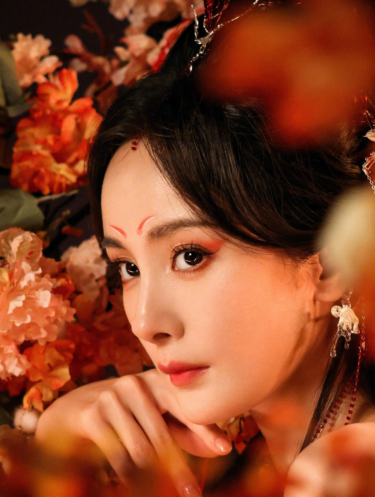 Tuy nhiên, Nguyệt Hồng Thiên gặp rắc rối ngay từ khi khởi quay. Nữ chính của phim vốn xác định là Viên Băng Nghiên, nhưng người đẹp vướng bê bối trốn thuế. Hiện tại, đoàn phim vẫn chưa xác định có thay Viên Băng Nghiên hay không. Trong khi đó, nhiều khán giả lo lắng scandal của Viên Băng Nghiên có thể ảnh hưởng tới khả năng lên sóng của phim. Theo hiển thị trên Douban, vai diễn của Viên Băng Nghiên được thay thế bằng diễn viên Chúc Tự Đan, đàn em cùng công ty với Dương Mịch.