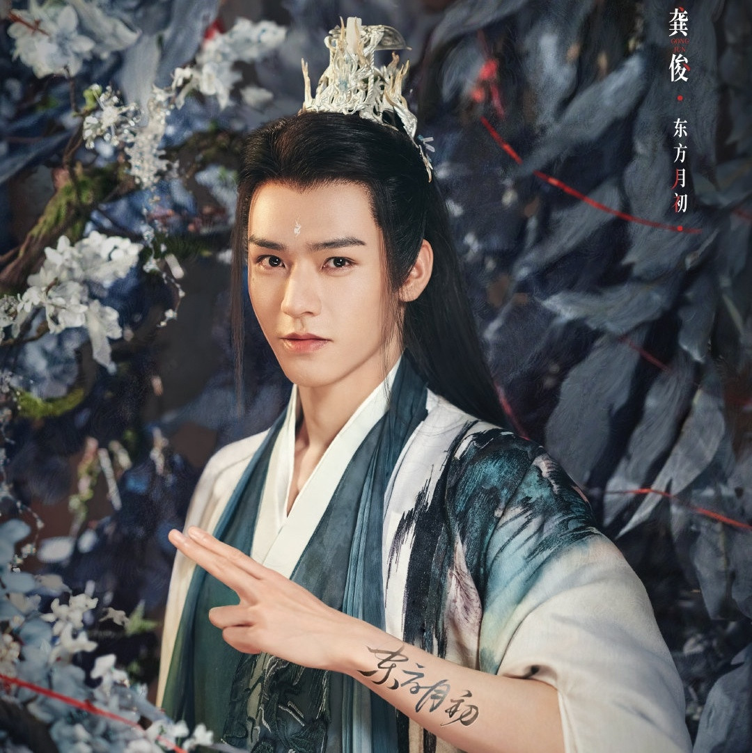 Ngày 8/7, Sina đưa tin bộ phim Hồ ly tiểu hồng nương: Nguyệt Hồng Thiên công bố hai diễn viên chính Dương Mịch và Cung Tuấn. Tạo hình cổ trang sắc đỏ vai hồ ly nữ vương của Dương Mịch gây ấn tượng mạnh với vẻ quyến rũ, ma mị.