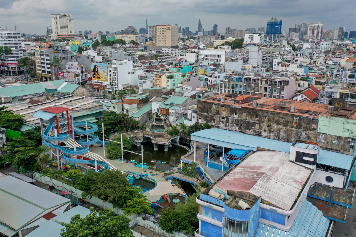 Công viên nước Đại Thế Giới được biết đến là khu vui chơi giá rẻ, gắn bó với nhiều thế hệ người dân TP HCM trong hàng chục năm trước khi tạm ngừng hoạt động. Hiện nay, công trình rộng hơn 4.000 m2 vẫn chưa có kế hoạch mở cửa trở lại.