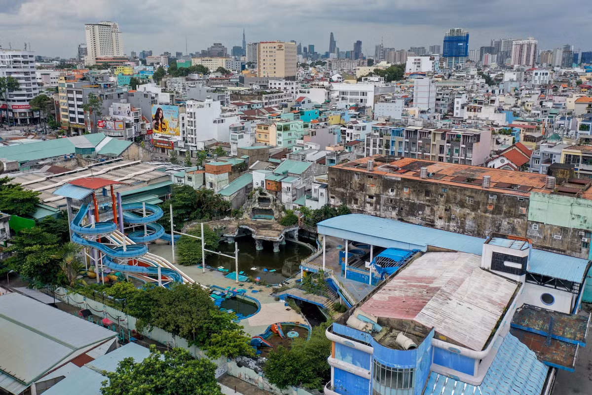 Công viên nước Đại Thế Giới được biết đến là khu vui chơi giá rẻ, gắn bó với nhiều thế hệ người dân TP HCM trong hàng chục năm trước khi tạm ngừng hoạt động. Hiện nay, công trình rộng hơn 4.000 m2 vẫn chưa có kế hoạch mở cửa trở lại.