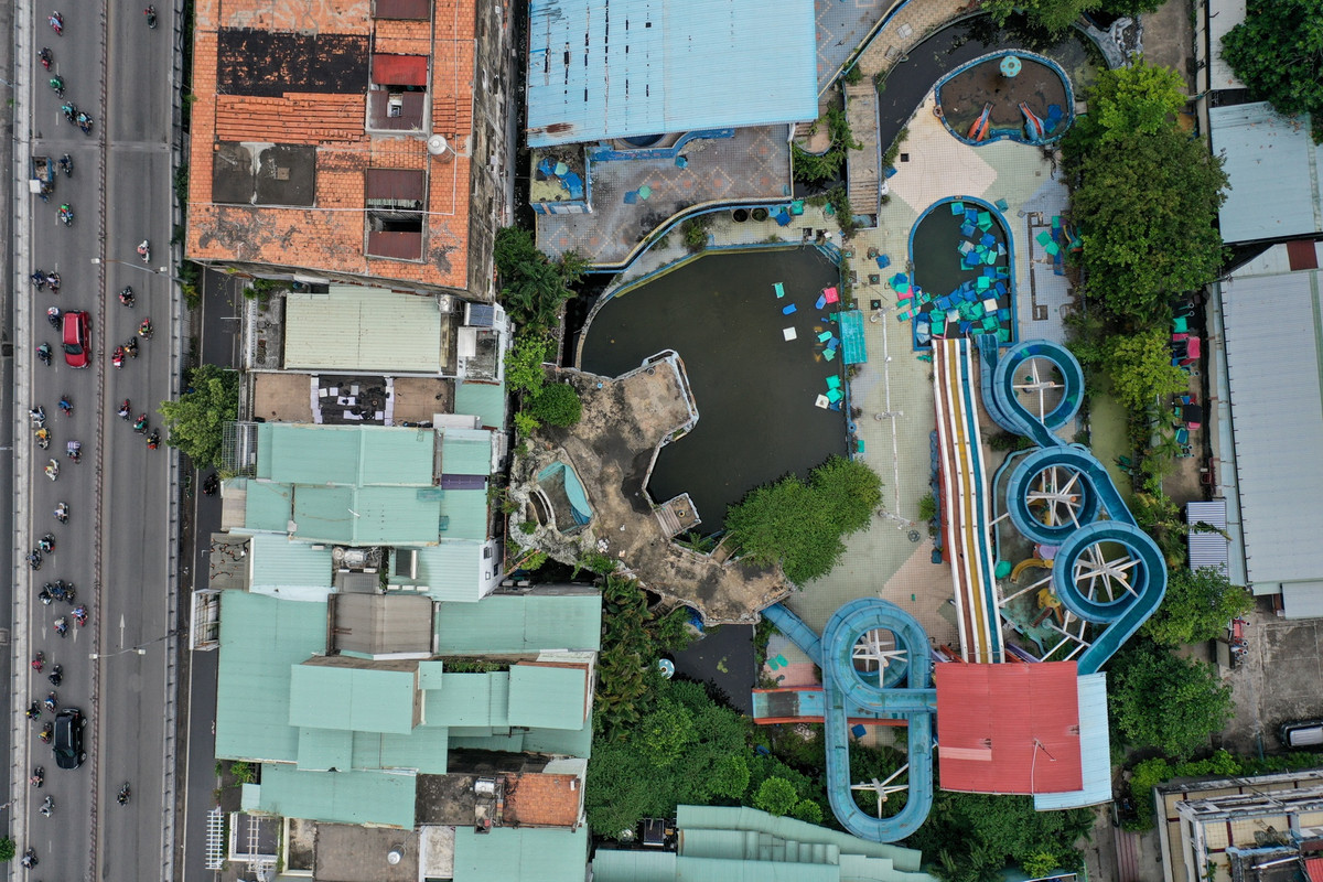 Người dân sống xung quanh công viên Đại Thế Giới cho biết, trong thời gian đóng cửa, gần như không có ai lui tới trông coi hay dọn dẹp. "Trước dịch, công viên nhộn nhịp lắm mà sau dịch Covid-19 bỏ hoang đến giờ", một người sống tại chung cư số 15 Nguyễn Tri Phương tiếc nuối.